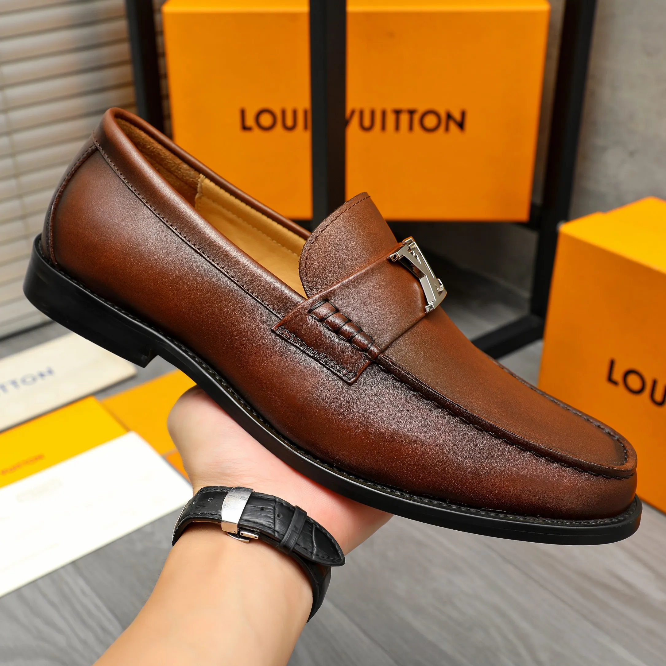 Men's shoes 💰442 Product trademark: LV "Louis Vuitton" business slip-on leather shoes Regular size: 38-46 (45.46 custom-made, non-returnable) Product materials: Selected color-brushed cowhide upper, cowhide lining, original rubber outsole